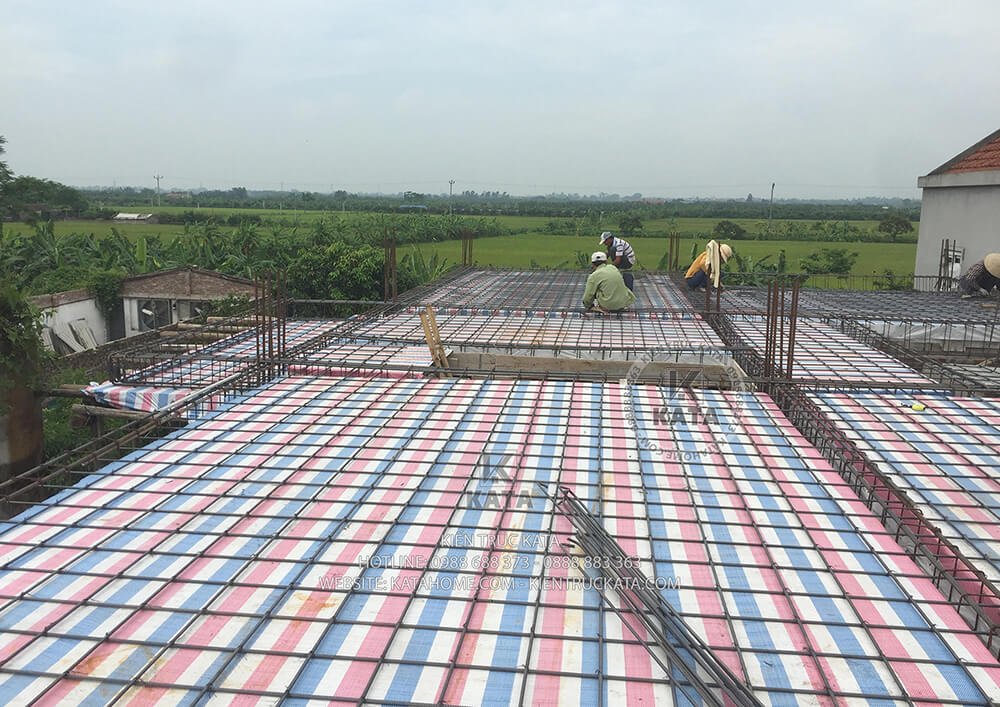 Tiến độ đan sắt để đổ sàn tầng 3 của mẫu nhà mái Thái 3 tầng tại Thái Bình