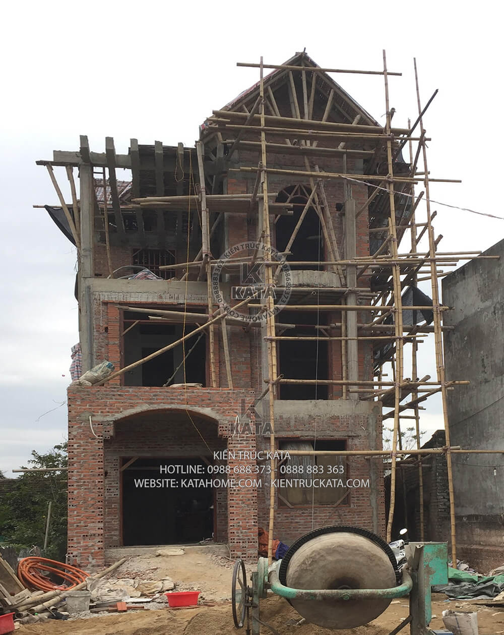 Hoàn thiện thi công phần thô của mẫu nhà mái Thái 3 tầng tại Thái Bình