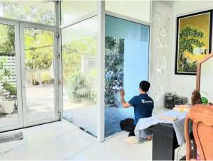 Kỹ thuật viên Rainier giàu kinh nghiệm dán phim cách nhiệt nhà kính